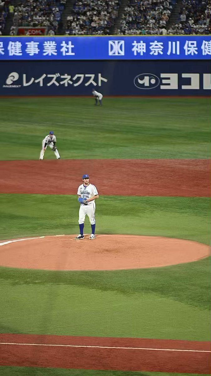 Trevor Bauer's Japanese teammate cuts down his sword drawing