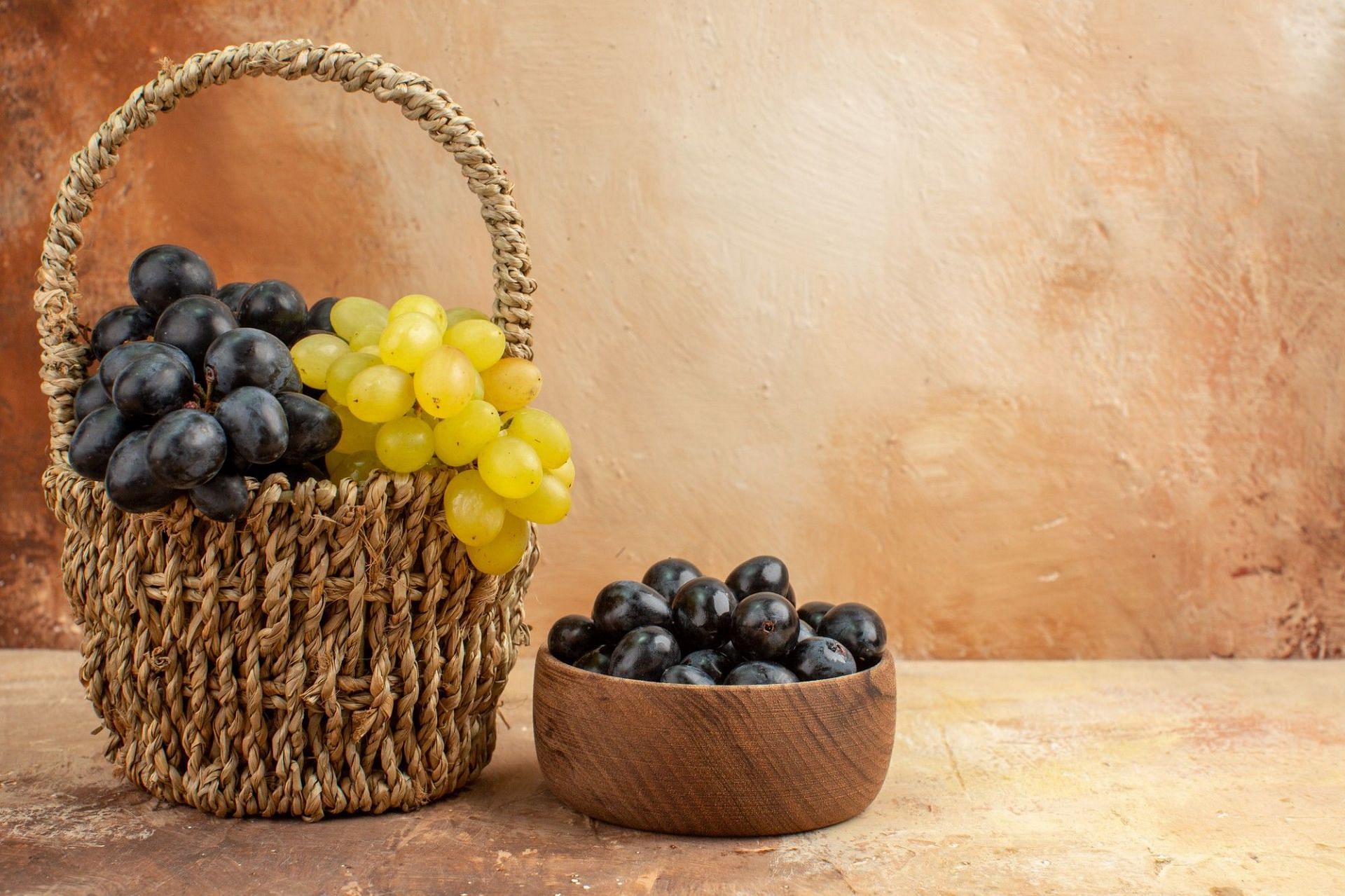 There are several health benefits of black grapes. (Image via Freepik)