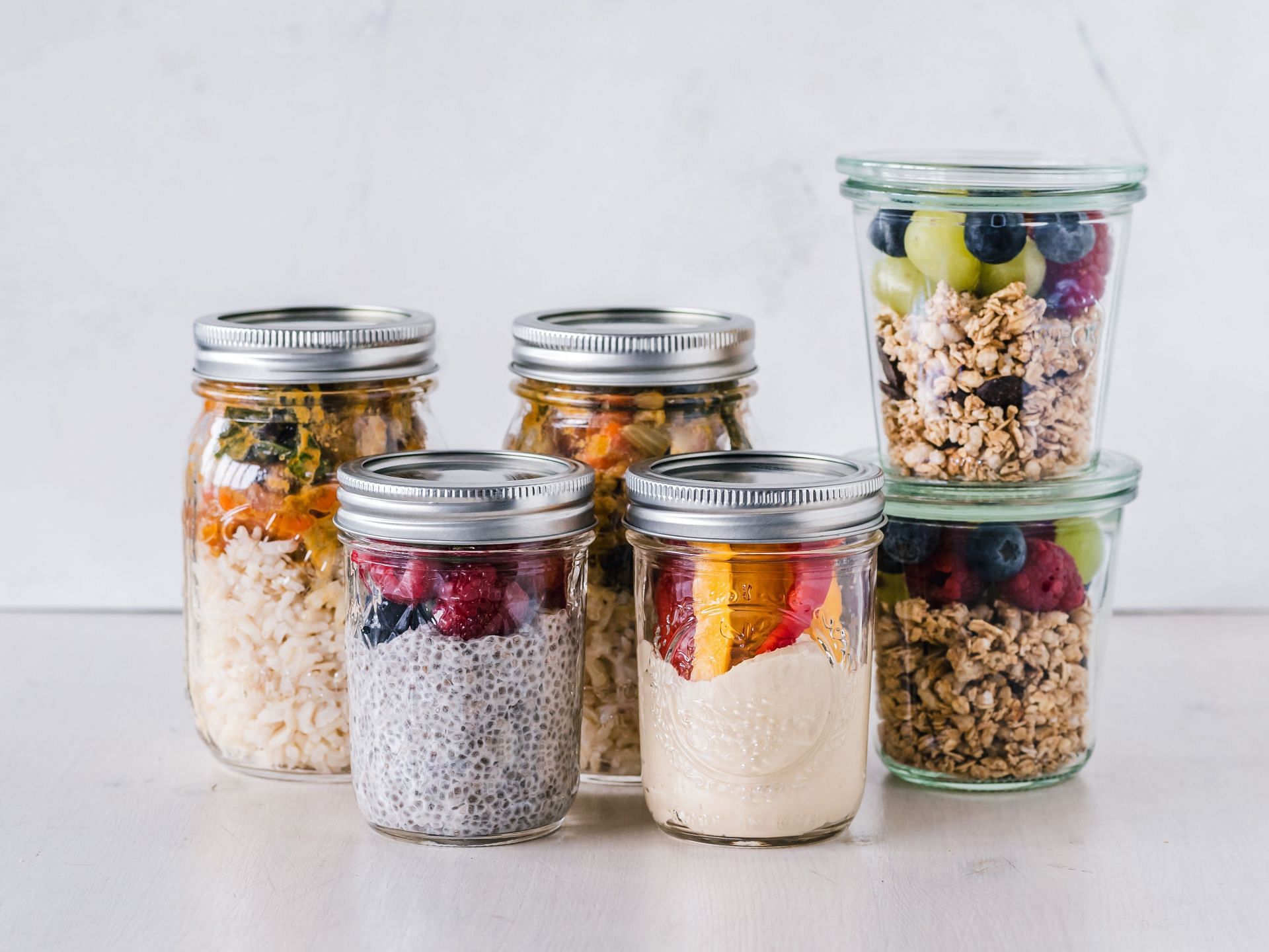 Eat healthy and fiber-rich food. (Image via Pexels/Ella Olsson)