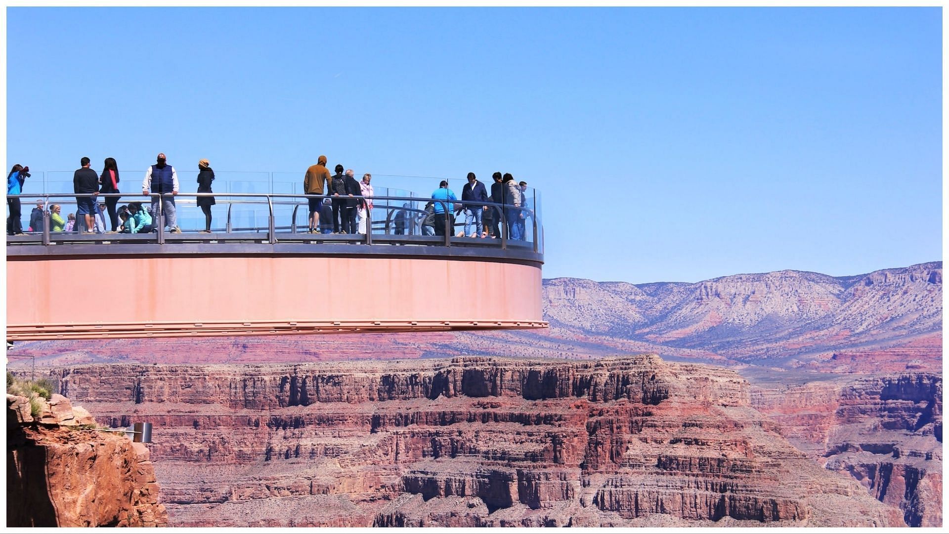 A man plummeted 4000 feet to his death at the Grand Canyon Skywalk (Photo by Justin Wang on Unsplash)