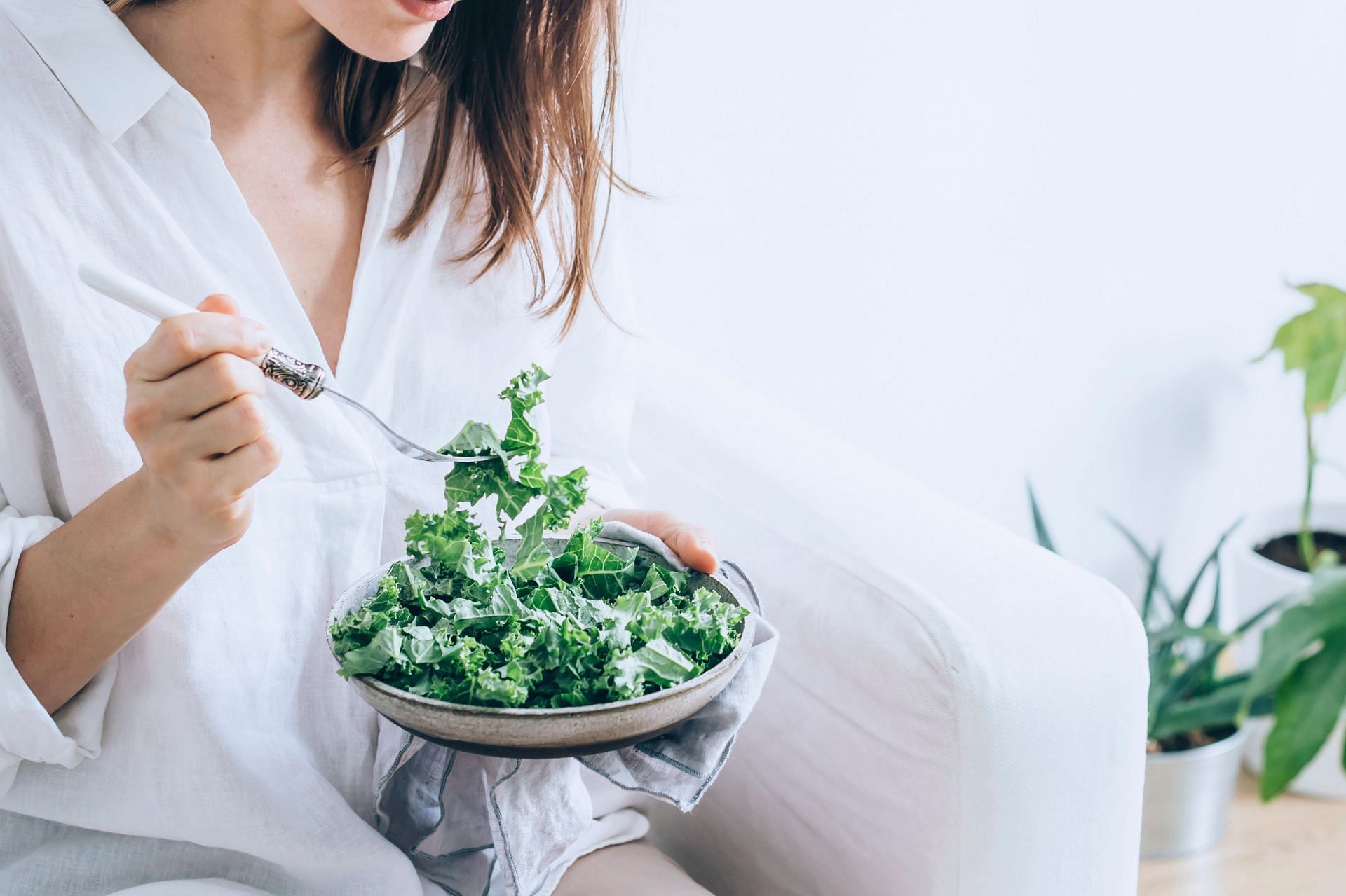 Is kale bad for you? It can cause bloating &amp; gas. (Image via Unsplash/Nutriciously)