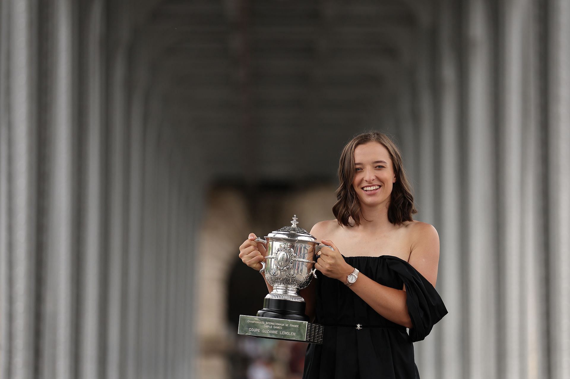Iga Swiatek with the 2023 French Open trophy.