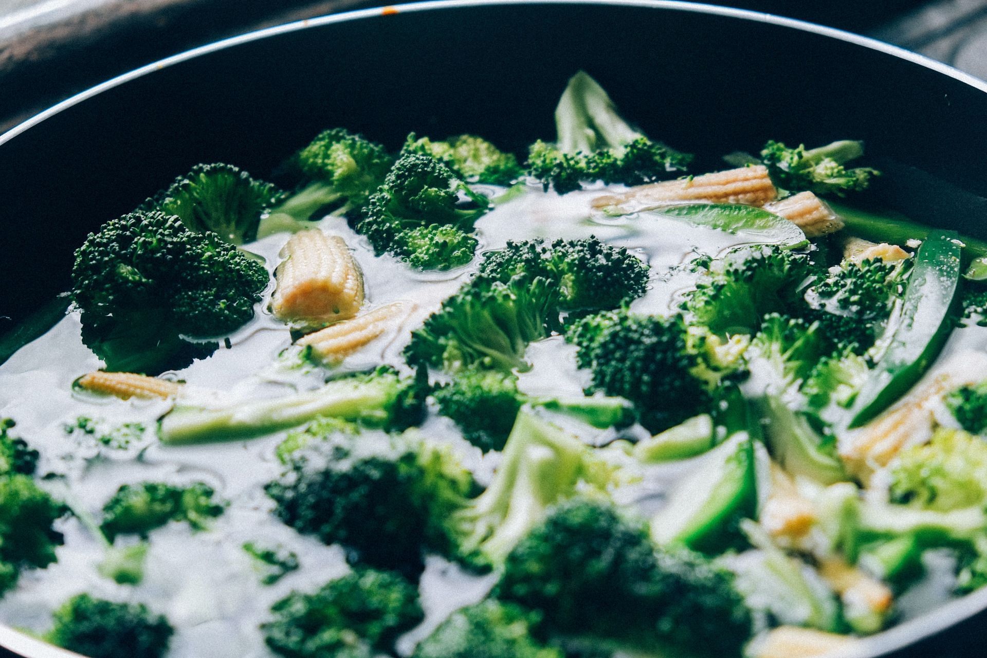 Broccoli is a great source of vitamin B. (Image via Pexels/ Zamani Sahudi)