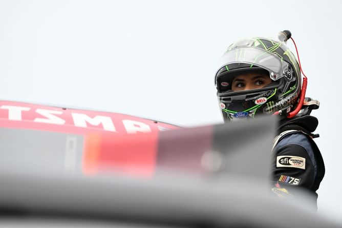 “It feels like a secret love affair”: NASCAR fans react to Hailie Deegan and Lawless Alan’s early race crash at Nashville