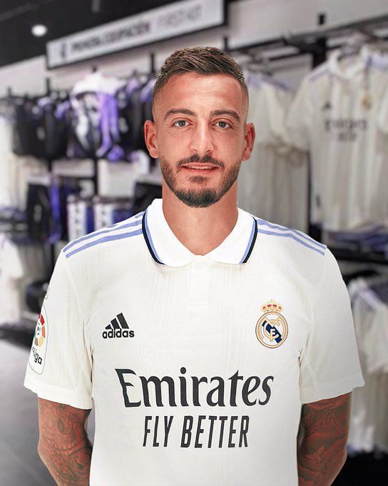 Joselu poses with the Real Madrid jersey