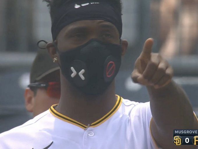 Pirates players sound off on MLB for playing in unhealthy air quality;  Andrew McCutchen masks up