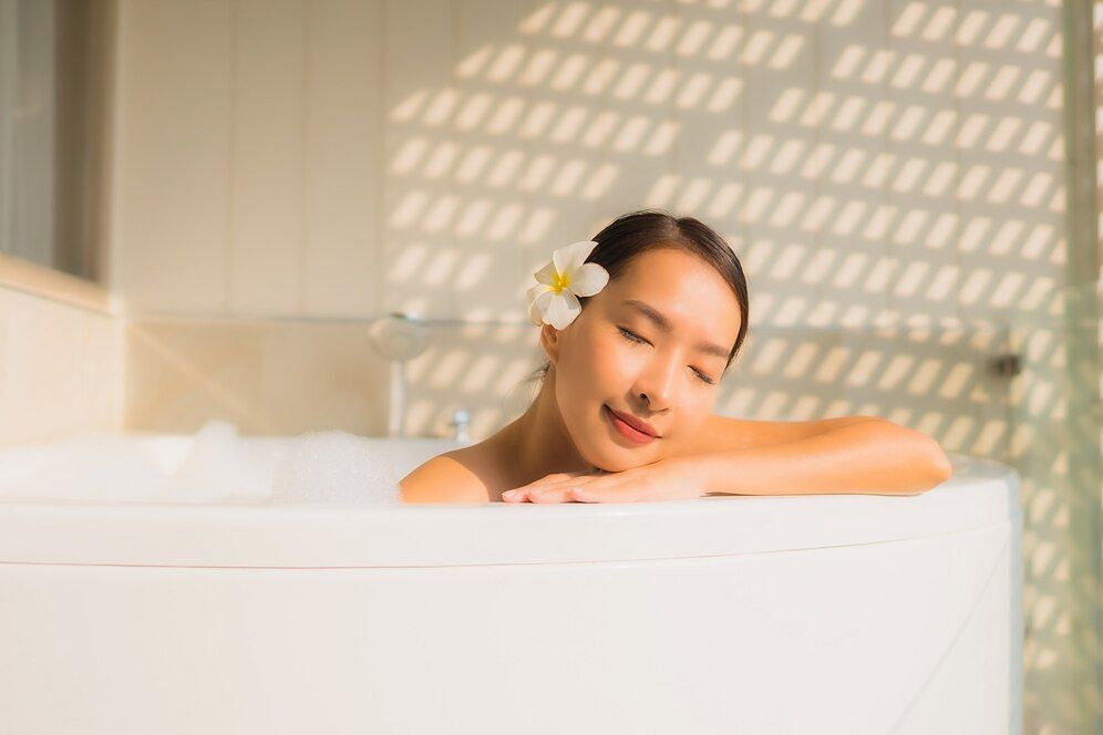 What makes this bath great for your body? (Image via Freepik)
