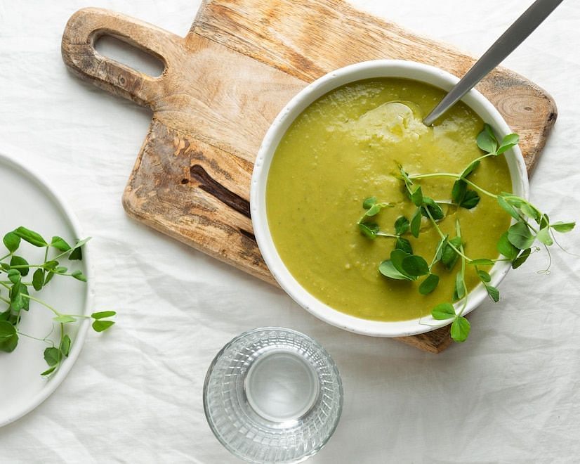 Soups are a great way to consume more greens. (Image via Freepik)