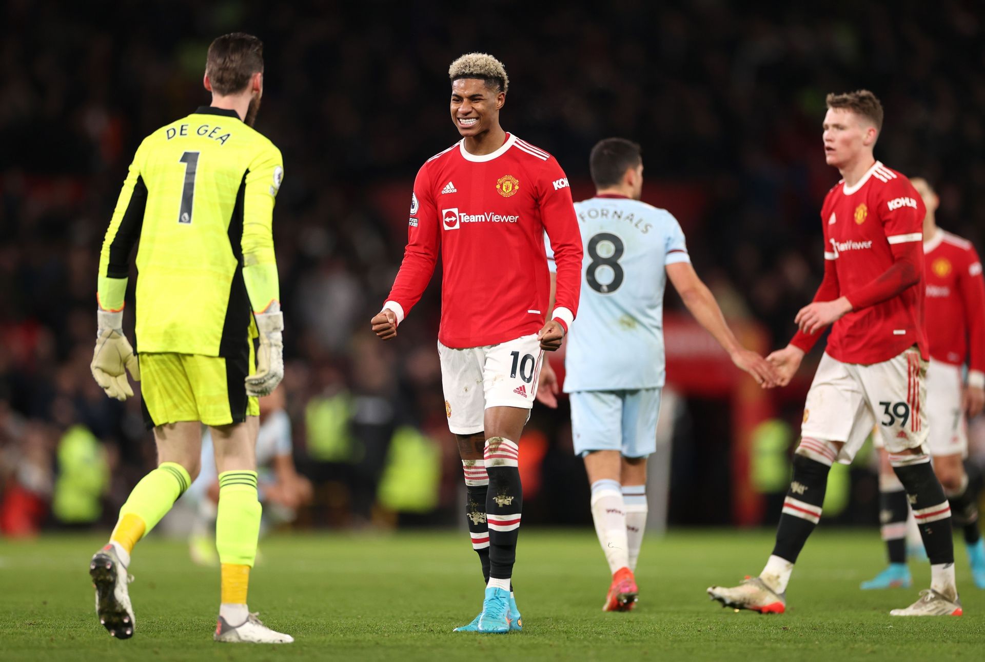 Rashford (centre) will replace De Gea as the club&#039;s highest earner.