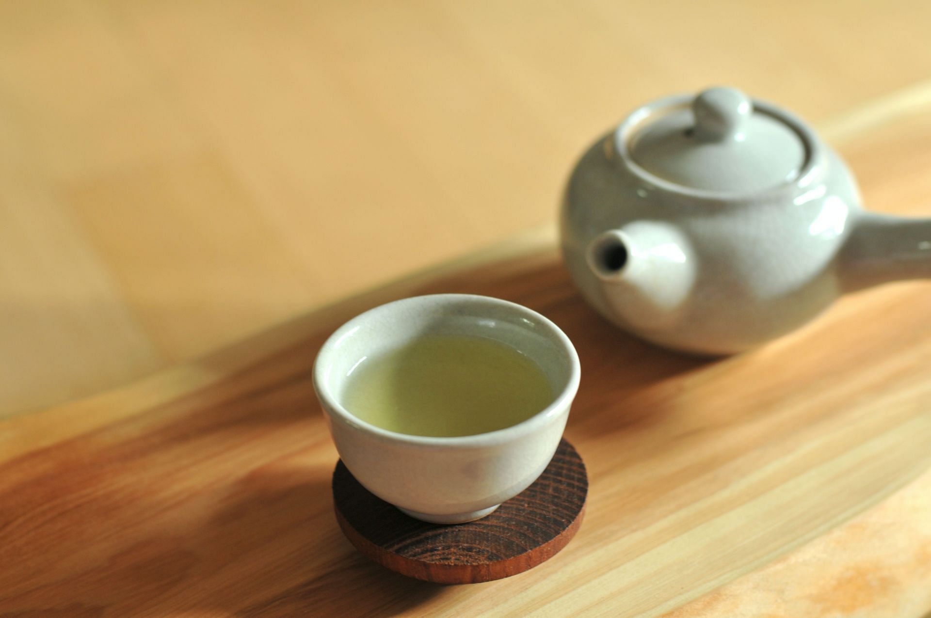 Can you drink green tea before bed? (Image via Unsplash / Na Visky)