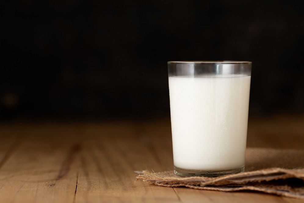 How many calories are in milk? (Image via Freepik/Jcomp)