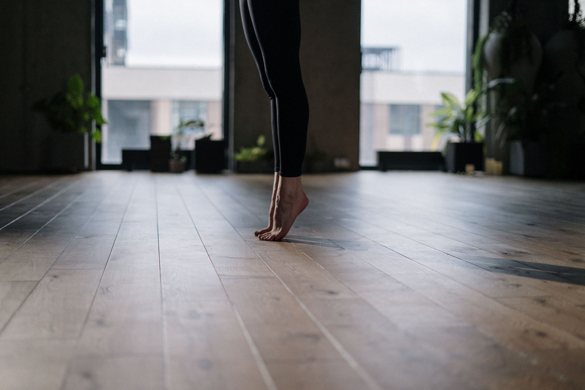 Toe yoga is crucial for maintaining foot health. (Image via Pexels/ Cottonbro Studio)