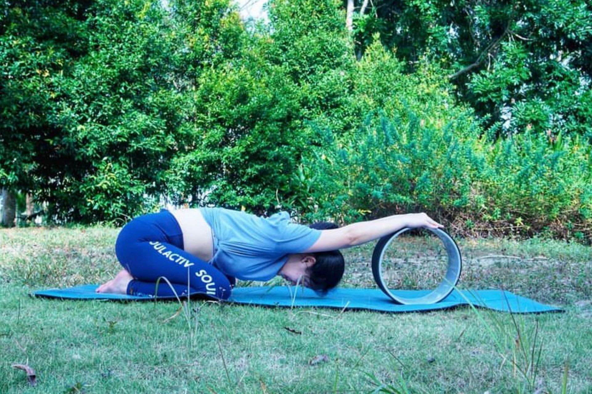 Wheel-assisted child pose is a relaxing exercise.(Photo via Instagram/cindywuyoga)