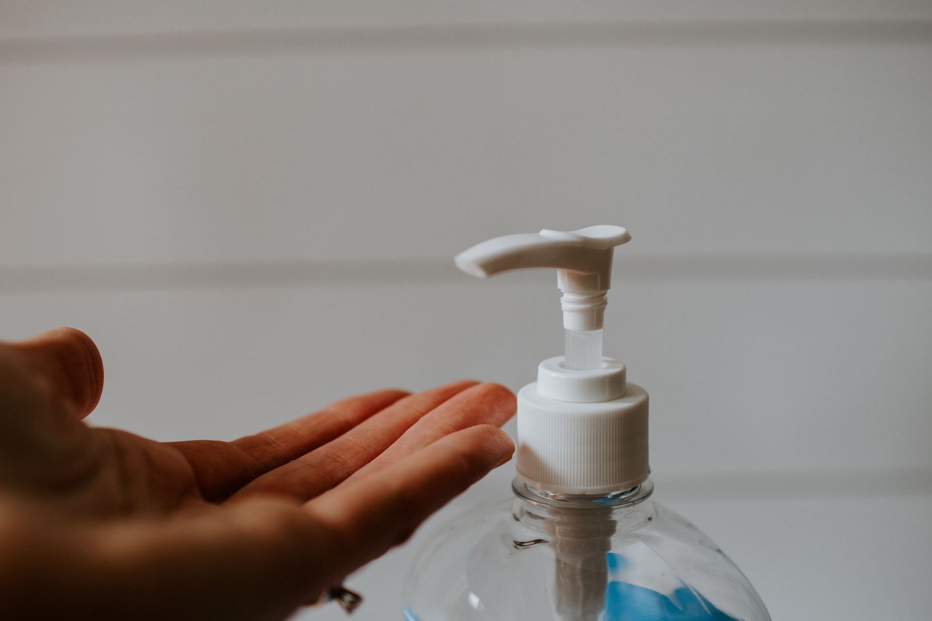 Practicing safe hygiene (Image via Unsplash / Kelly Sikkema)