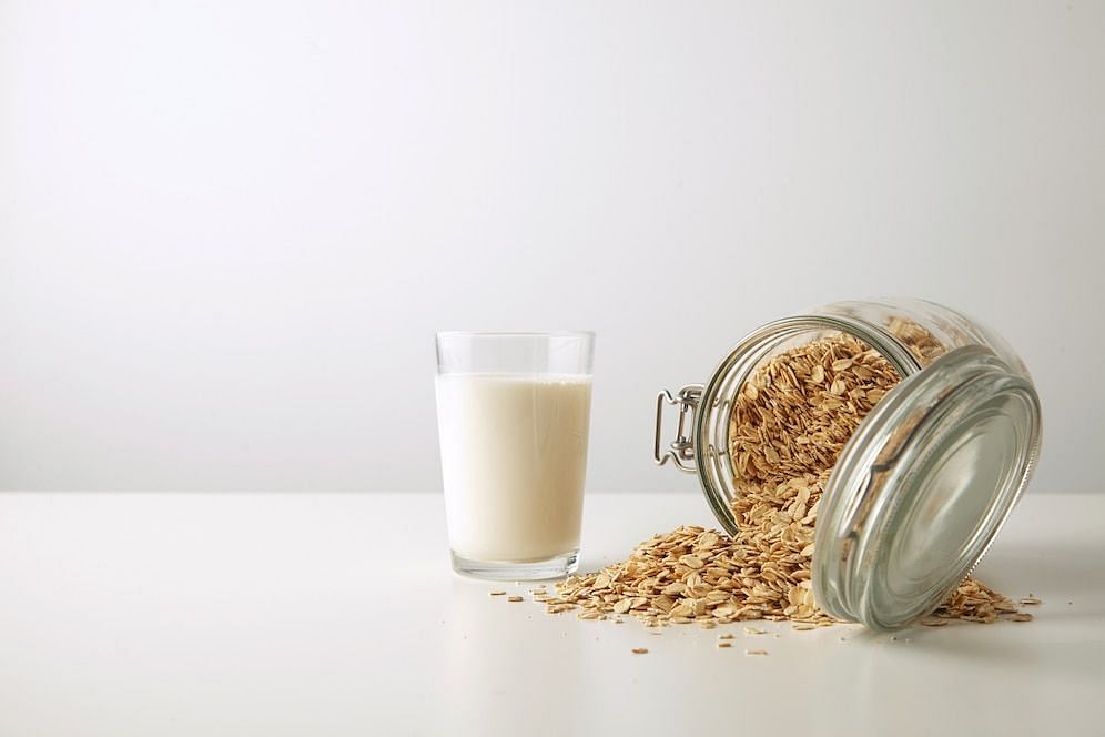 Is oatmilk good for health? (Image via Freepik/Bublikhaus)