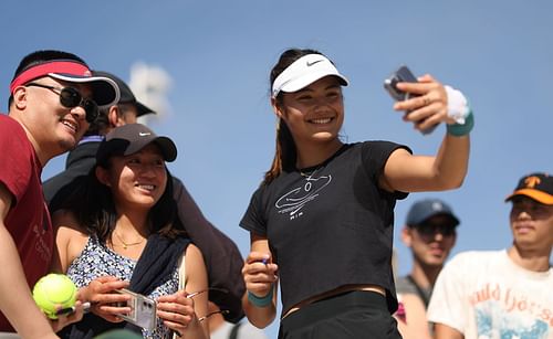 Emma Raducanu posing with fans