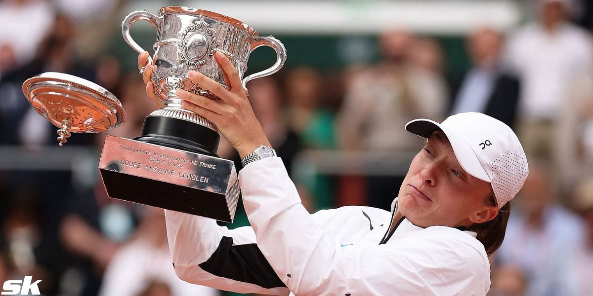 Iga Swiatek hilariously loses part of her trophy during French Open celebrations