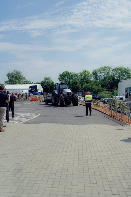 Motorsport: Motor racing-Clarkson delivers 1,000 beers by tractor to Alpine  F1 team