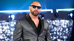 [PHOTO] WWE legend Batista shows off his "old man" look