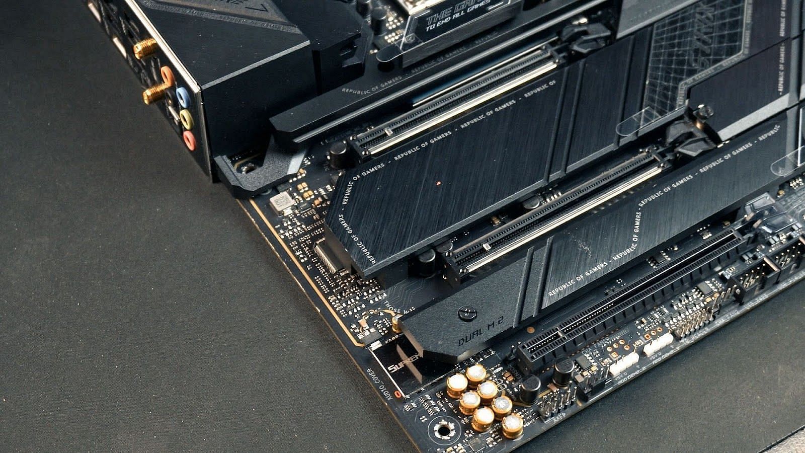 The heatsinks of the ASUS motherboard (Image via Sportskeeda)