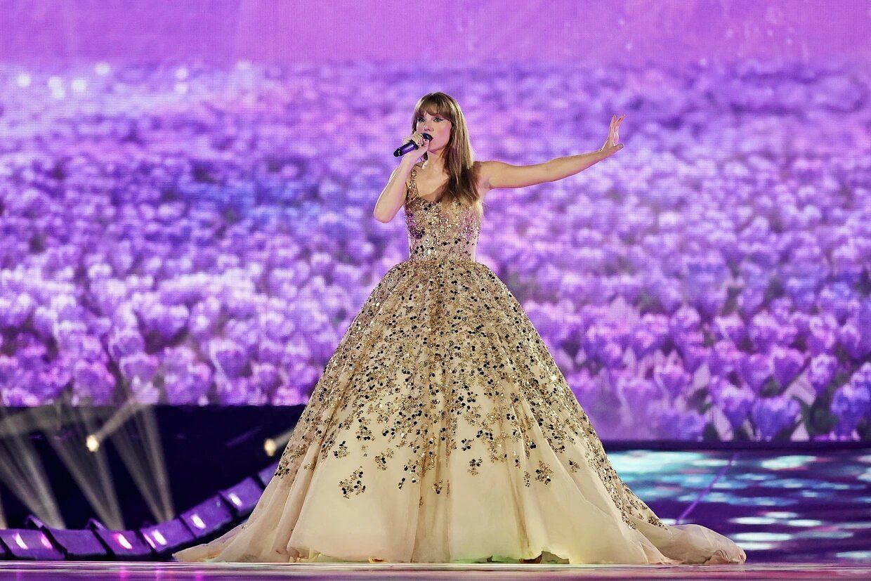 Taylor Swift wowed Aaron Rodgers with her performance (Image via Billboard)