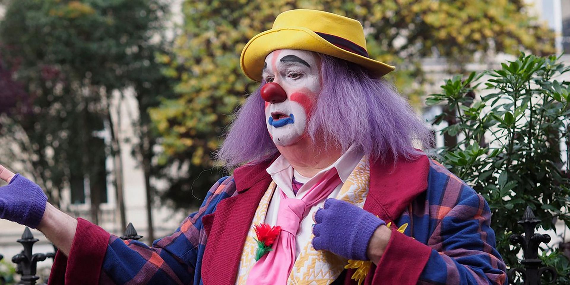 Eric Stonestreet as Fizbo the Auguste clown in Modern Family (Image via ABC)