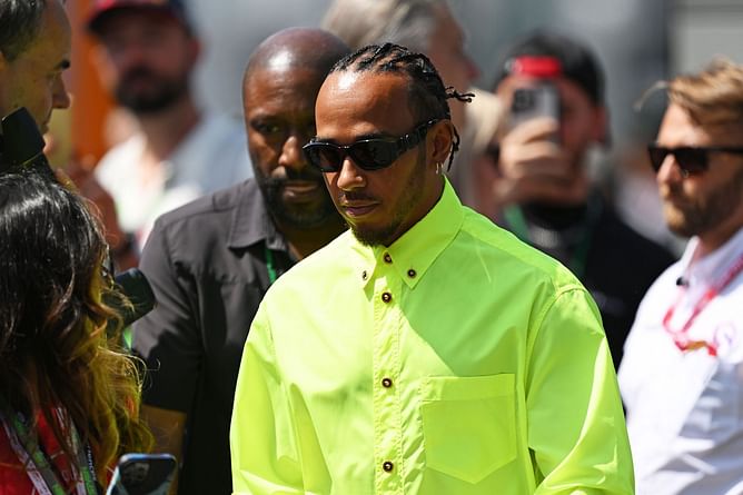 “I think he actually likes Shakira”: Fans react as Lewis Hamilton seeks a ‘Latina’ and George Russell plays cupid to the 7x champion