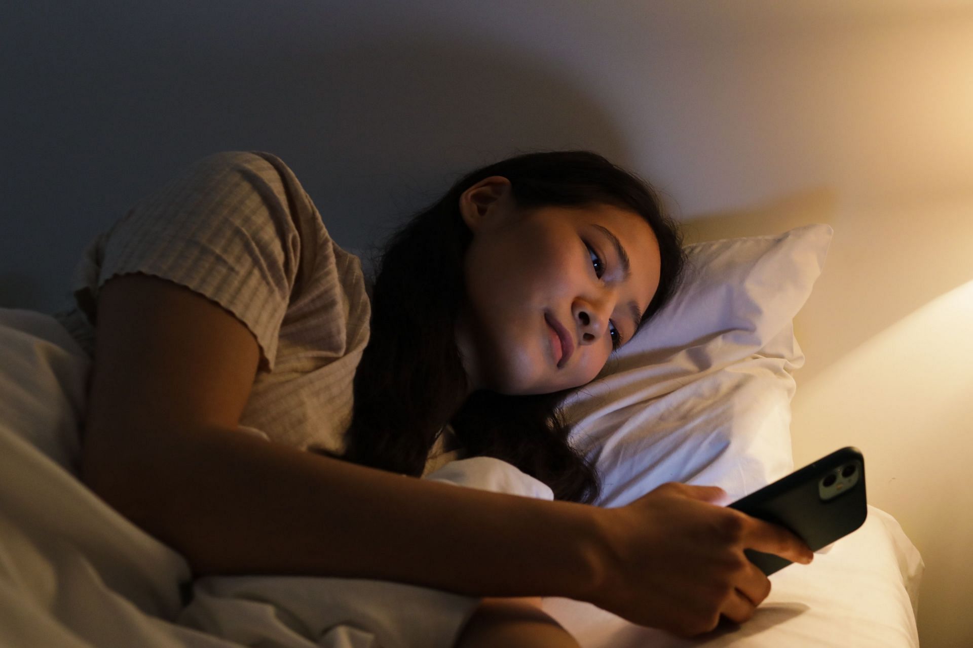 Avoid Electronics before bed (Image source/ Pexels)