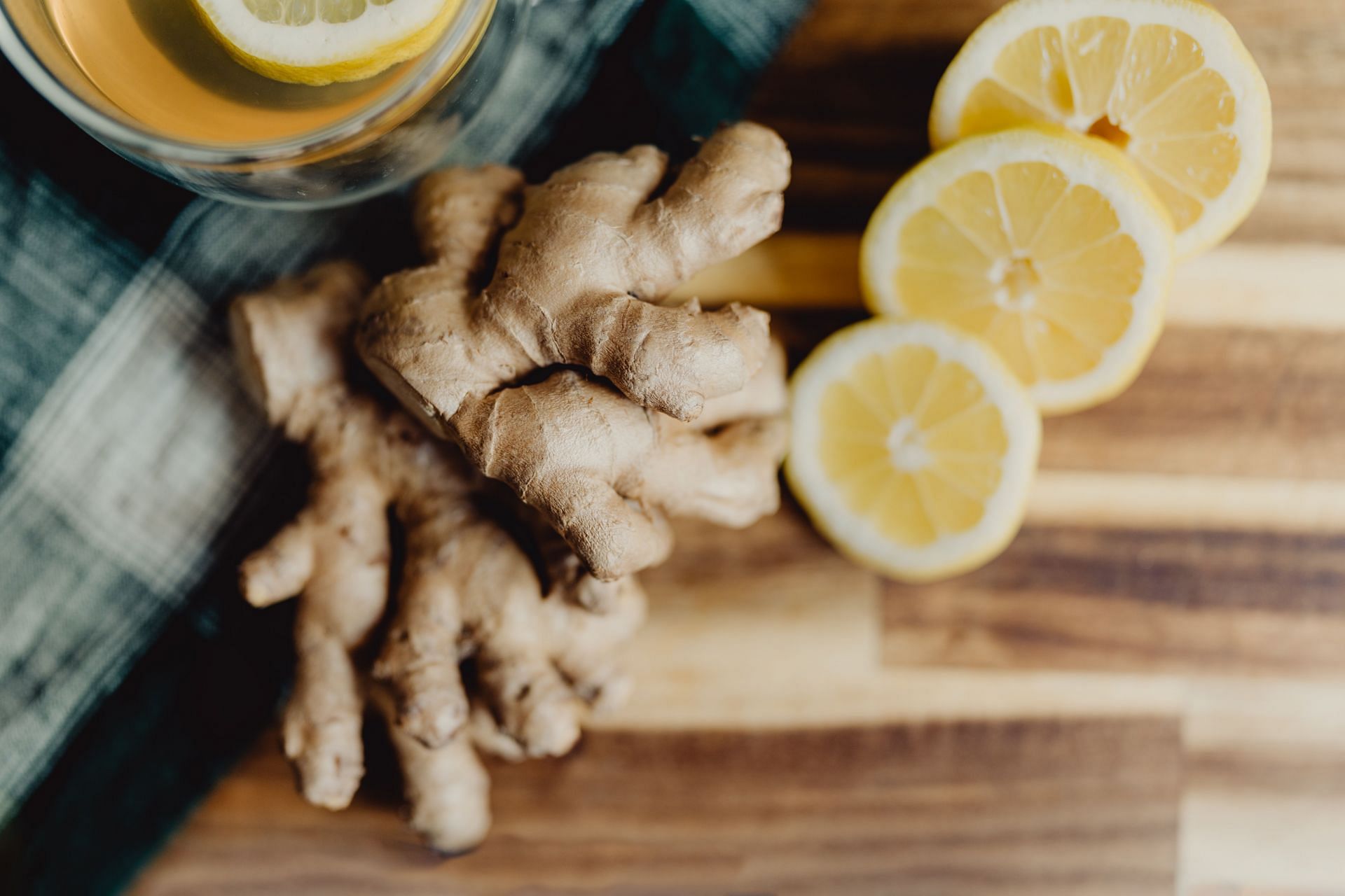 Benefits of eating raw ginger: Helps with arthritis symptoms (Image via Unsplash/Kelly Sikkema)