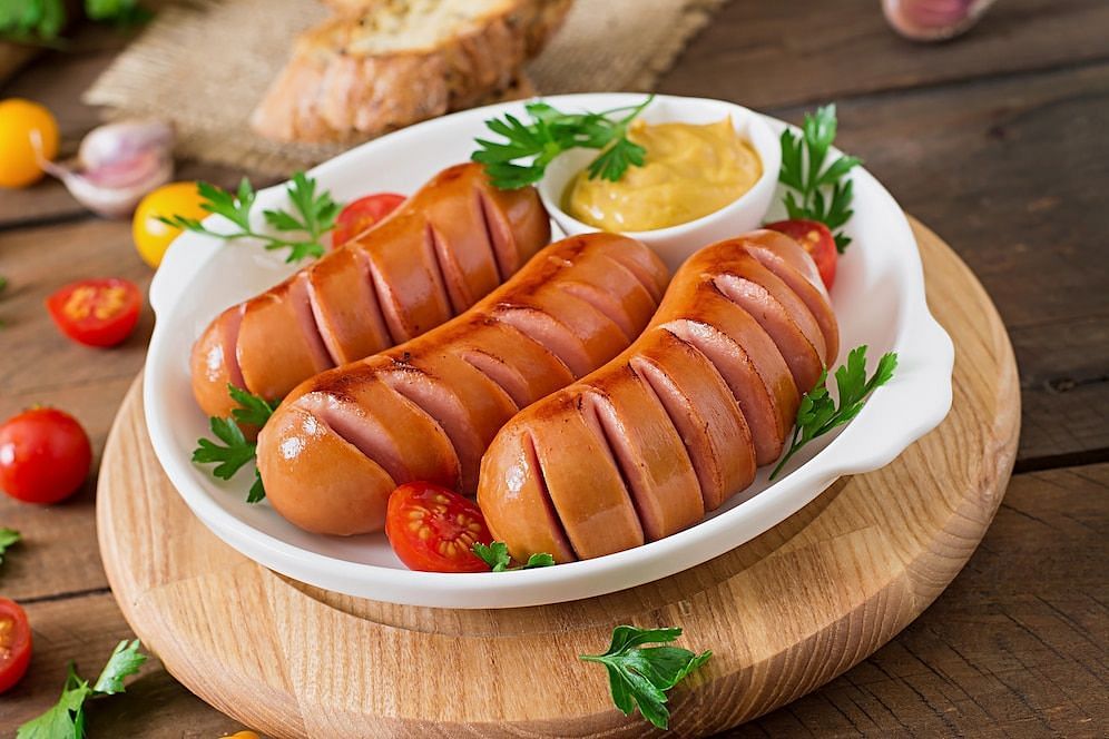 all you need to know about sausage nutrition (image via freepik/timolina)