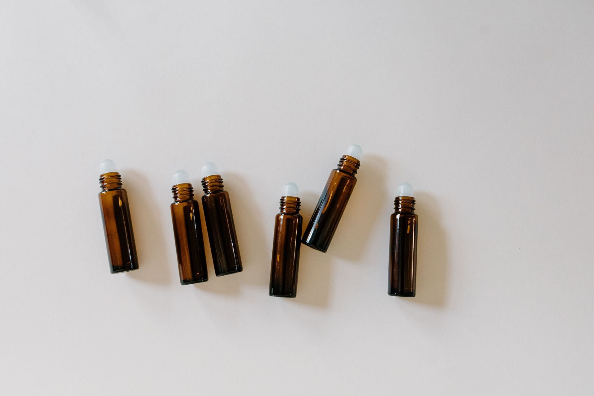 Different types of tea tree oil for skin (Image via Pexels / Tara Winstead)
