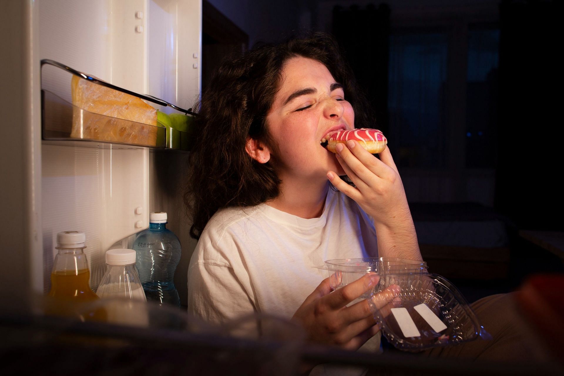 How can you navigate away from binge eating disorder? (Image via Freepik/ Freepik)