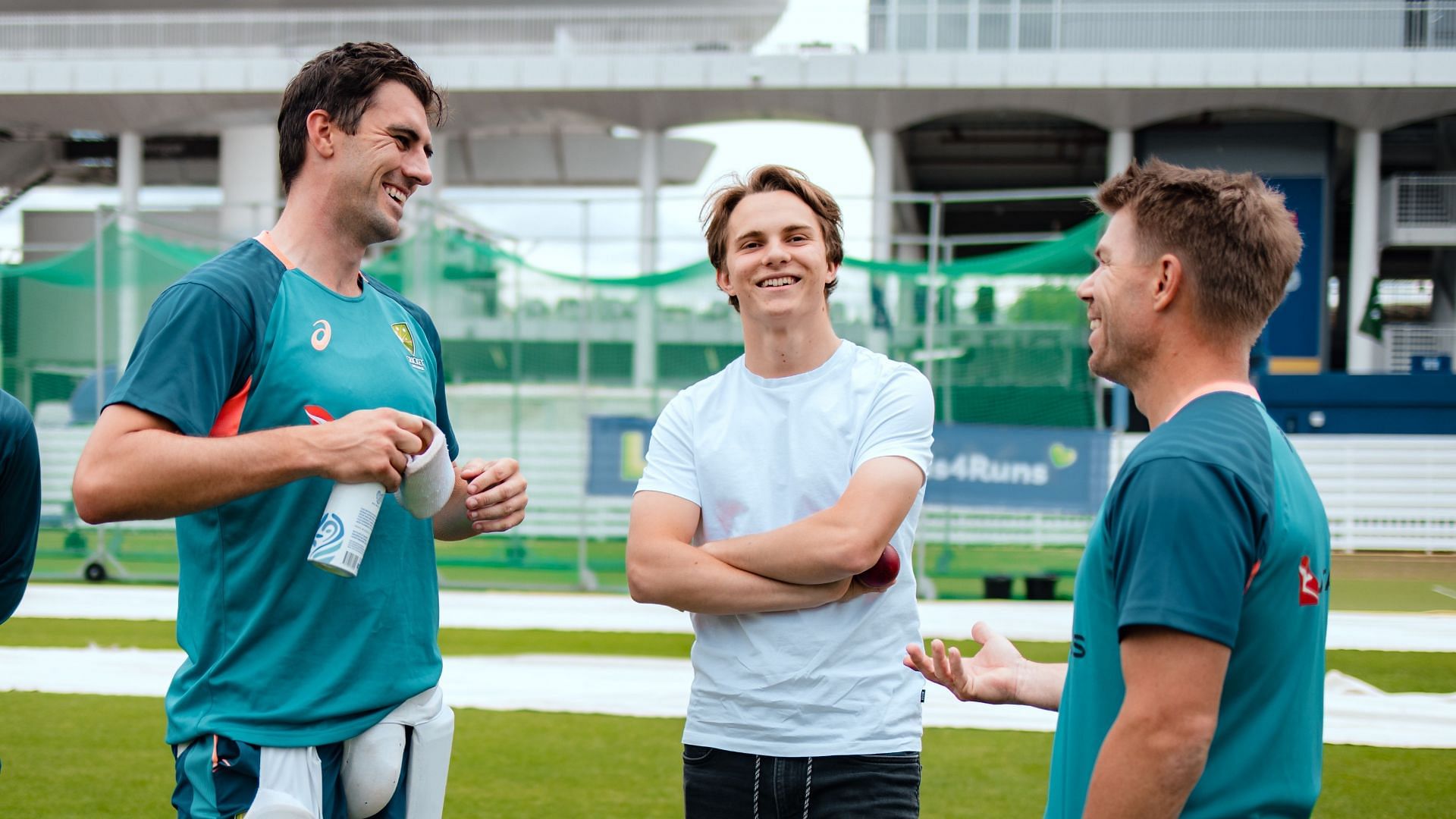 Oscar Piastri with Nathan Lyon and Mitchell Starc during Australian Men