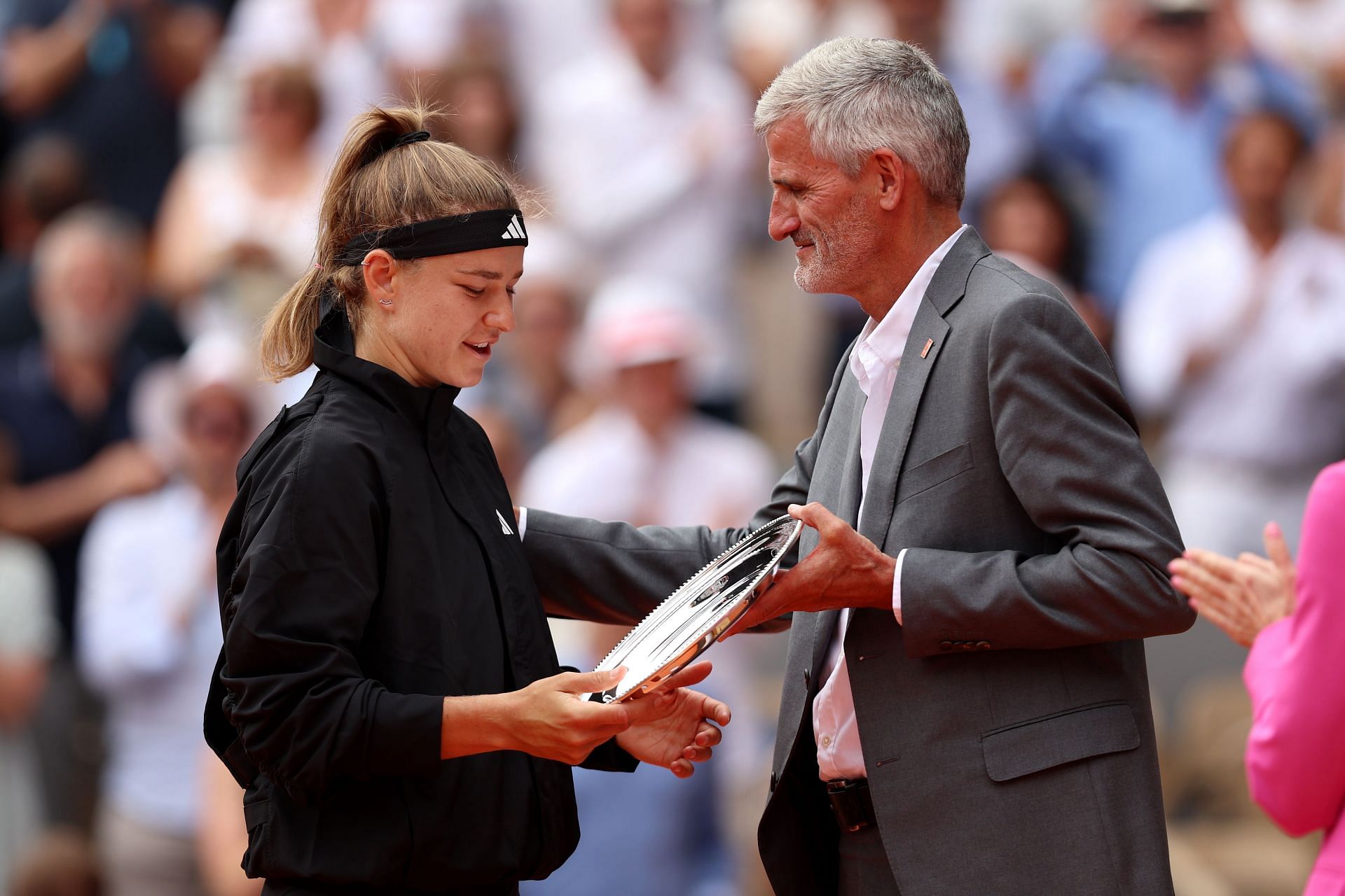 Karolina Muchova with the 2023 French Open runners-up trophy.