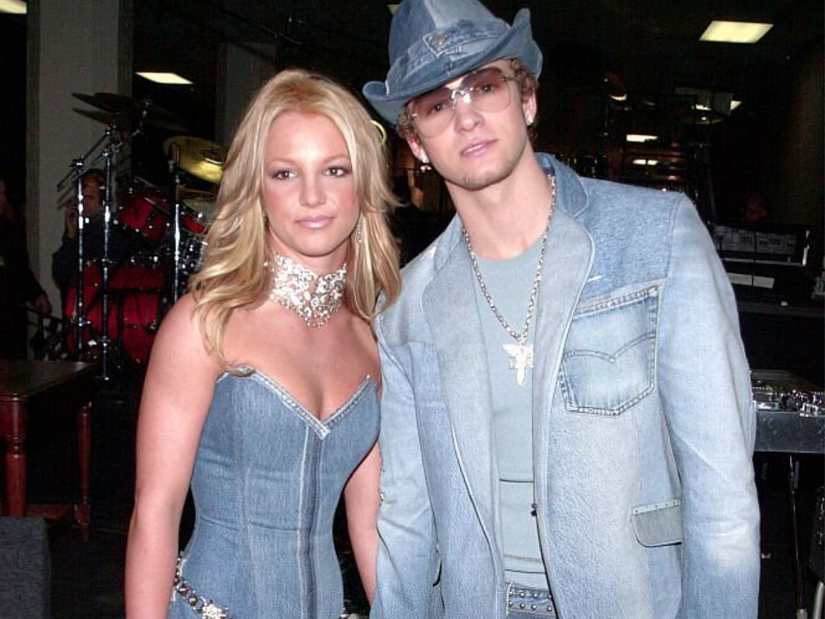 Britney Spears and Justin Timberlake in their iconic denim attires at the 2001 American Music Awards (Image via Getty)