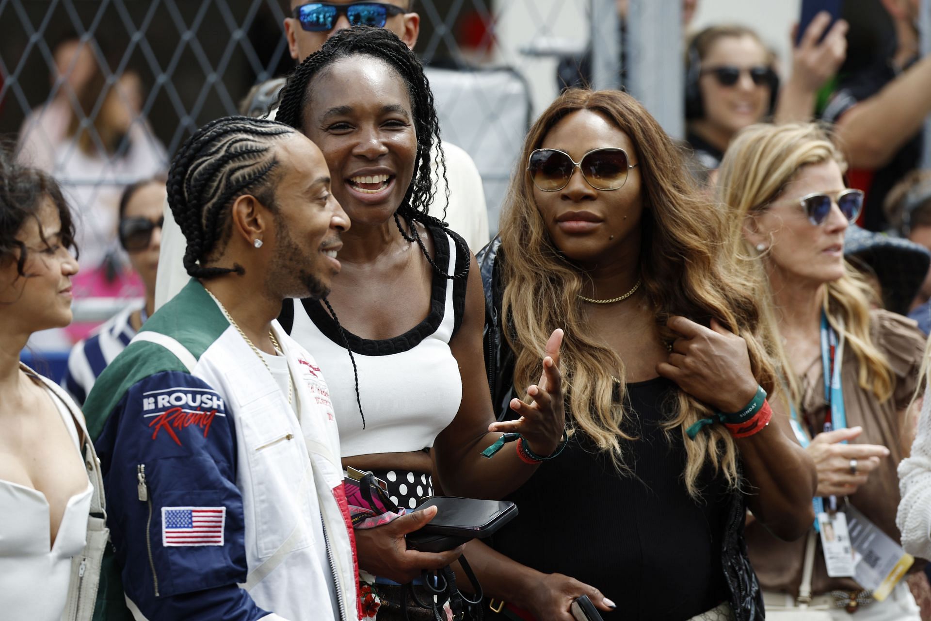 Venus Williams (C) and Serena Williams (R)