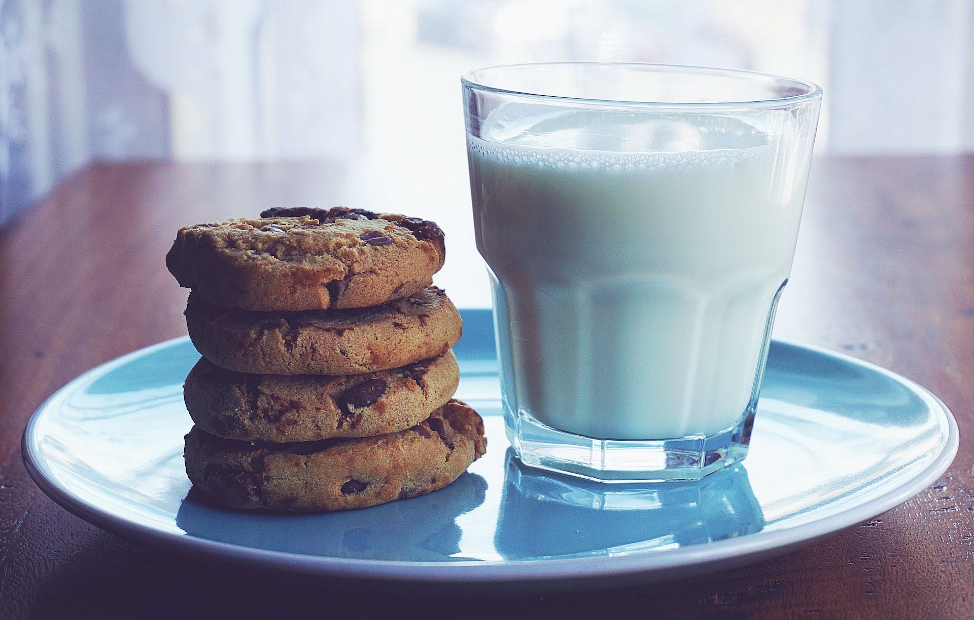 Milk offers several health benefits. (Photo via Pexels/Suzy Hazelwood)