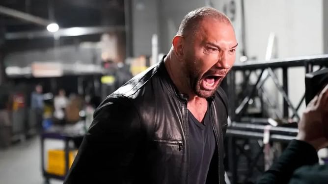 [PHOTO] Batista isn't happy after changing his look