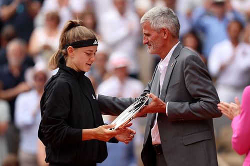 Karolina Muchova with the 2023 French Open runners-up trophy