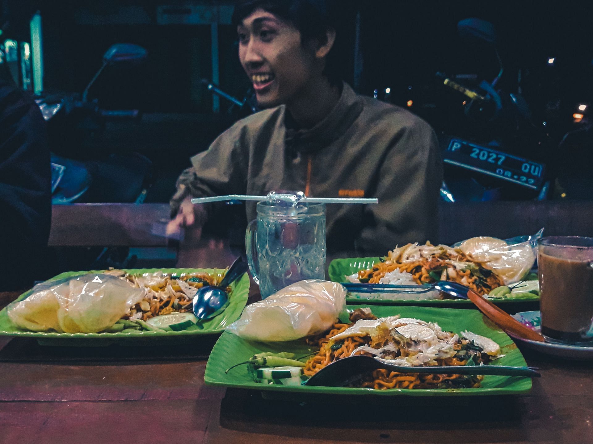 Generally eating late at night involves munching on unhealthy foods. (Image via Unsplash/ Imam Fadly)