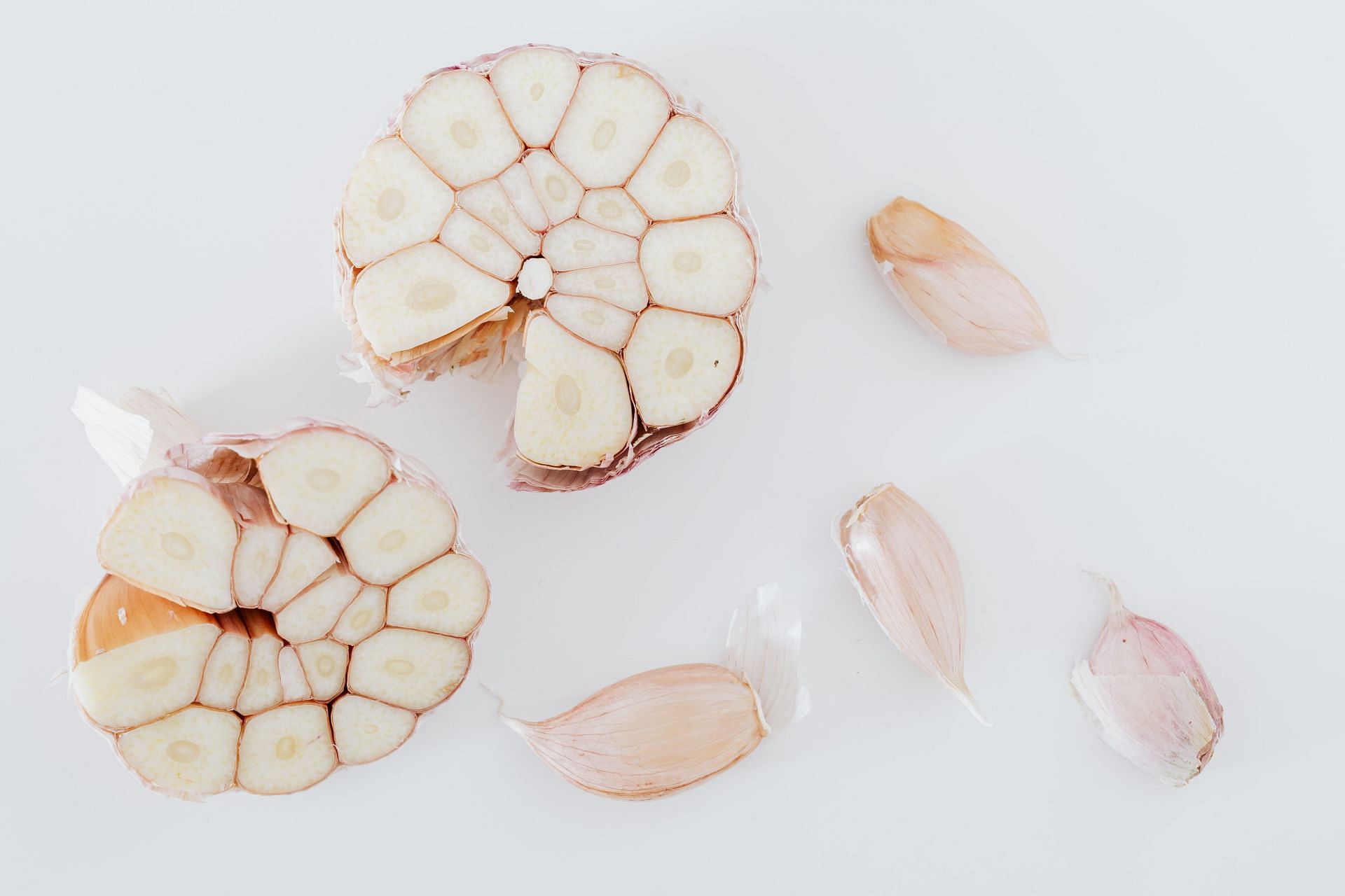Garlic for Cold: Does it work? (image via pexels /  karolina grabowska)