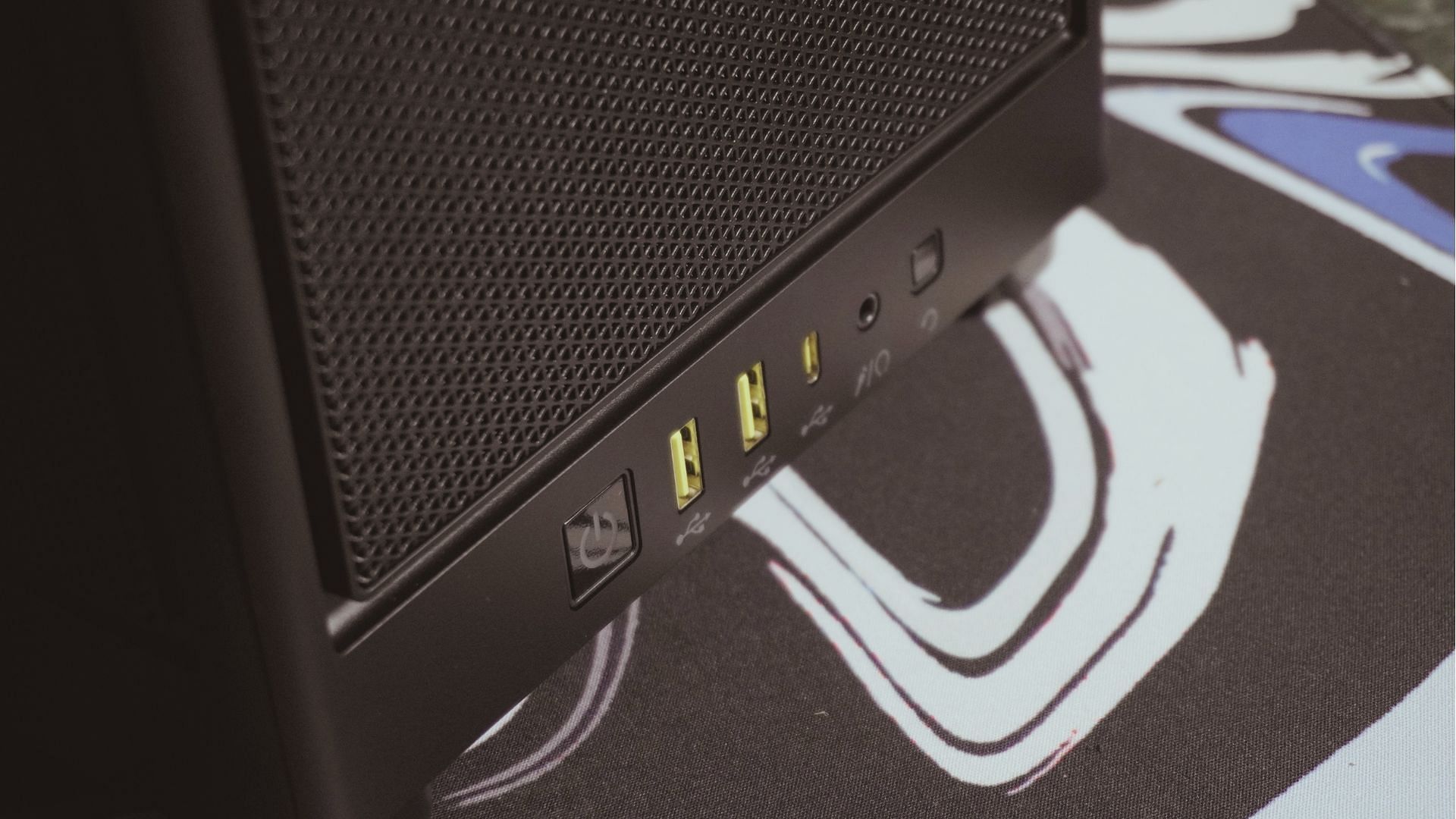 The front panel on the Corsair 2000D case (Image via Sportskeeda)