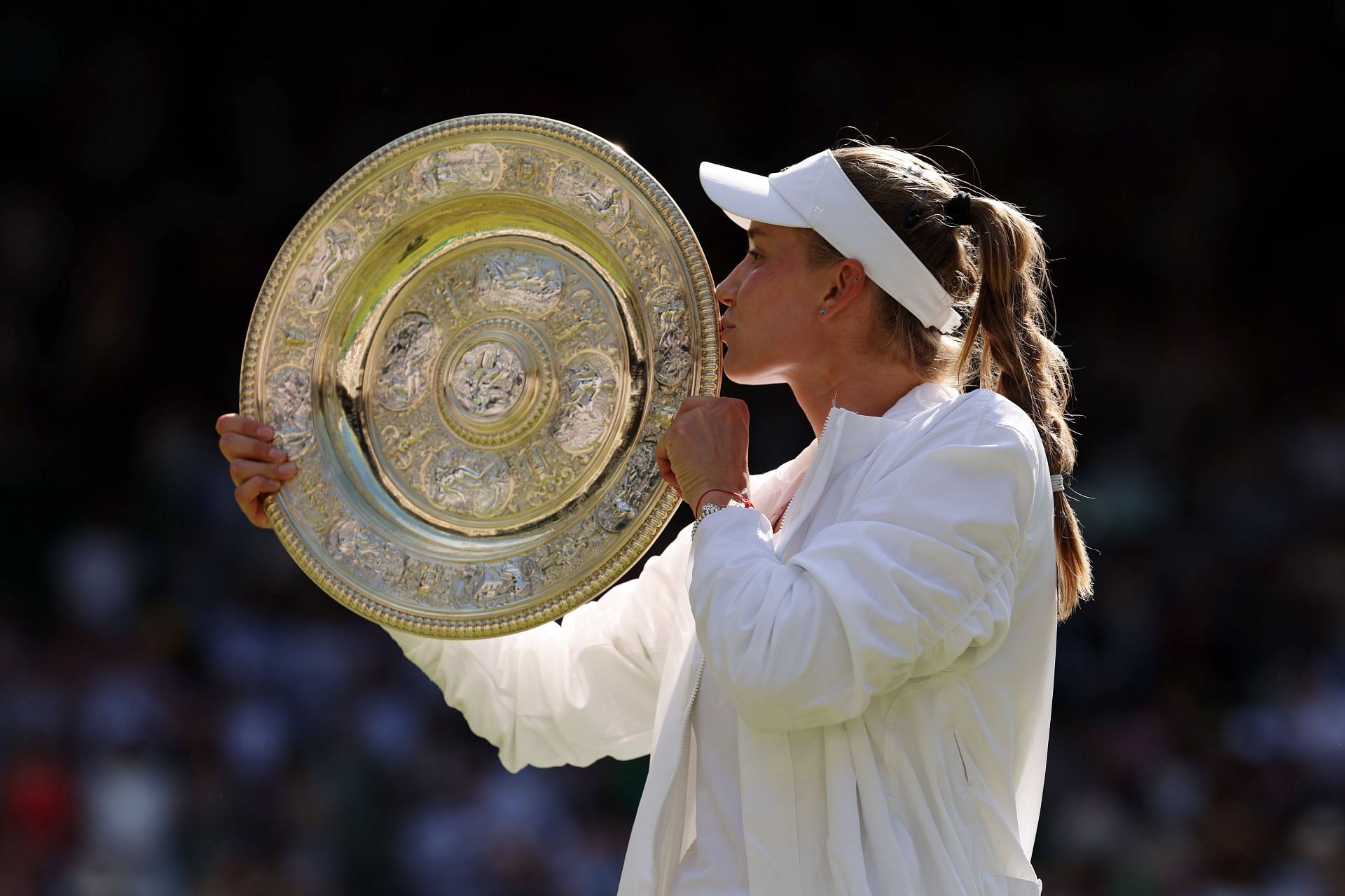 Elena Rybakina with the Wimbledon 2022 trophy.