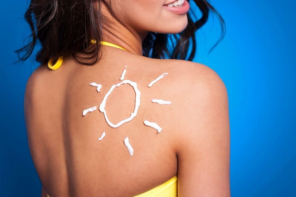 How to get a tan while being safe? (Image via Freepik/Gpointstudio)
