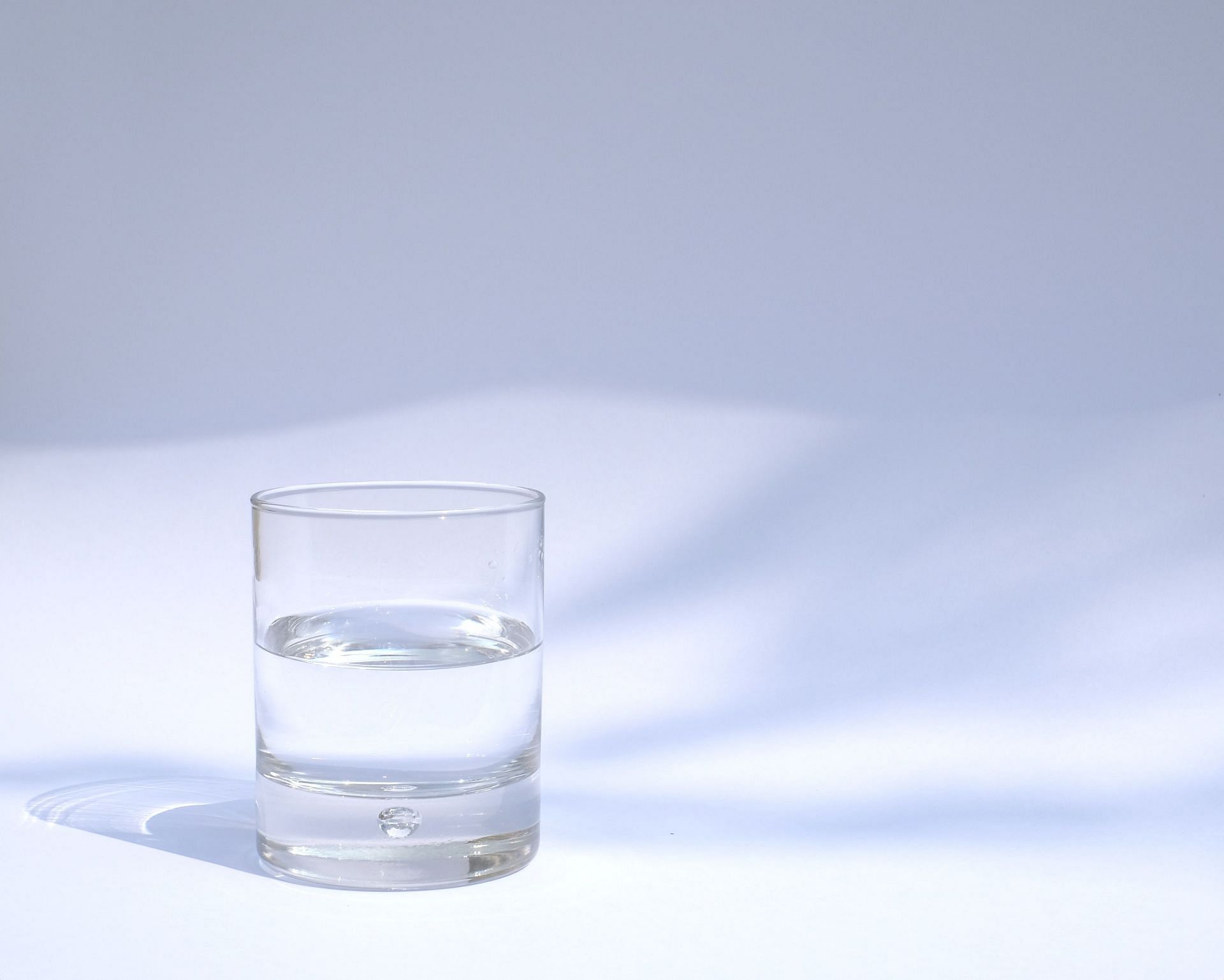 keep yourself hydrated (Image via Unsplash / Manu Schwendener)