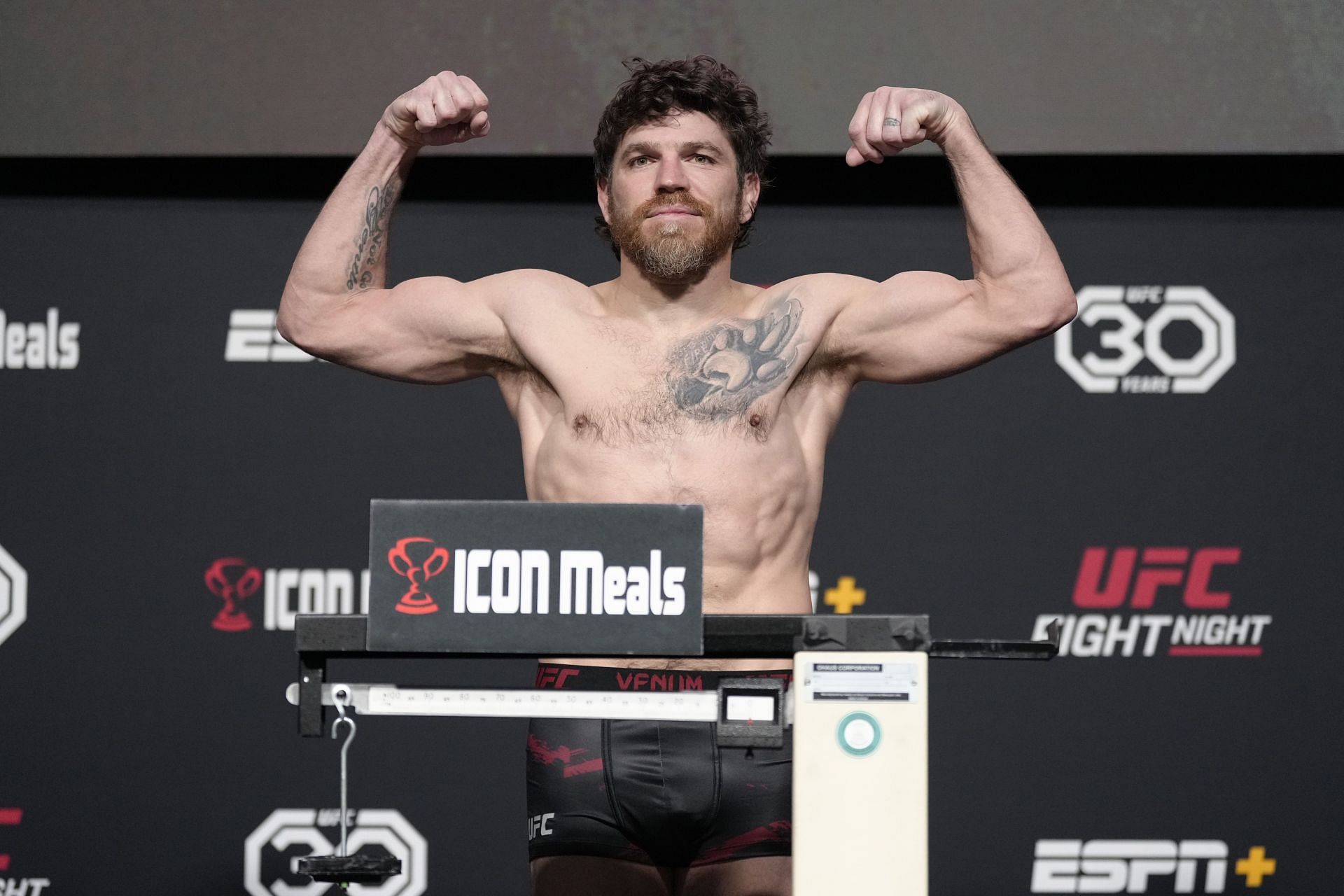 Jim Miller picked up a win in his 43rd octagon bout last night