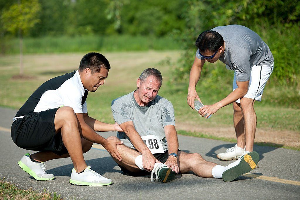A man with a hurt ankle running a race(Image via Getty Images)