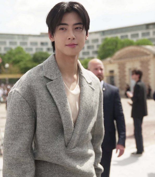 Cha Eun Woo is the center of attention at the Dior SS23 Ready-To