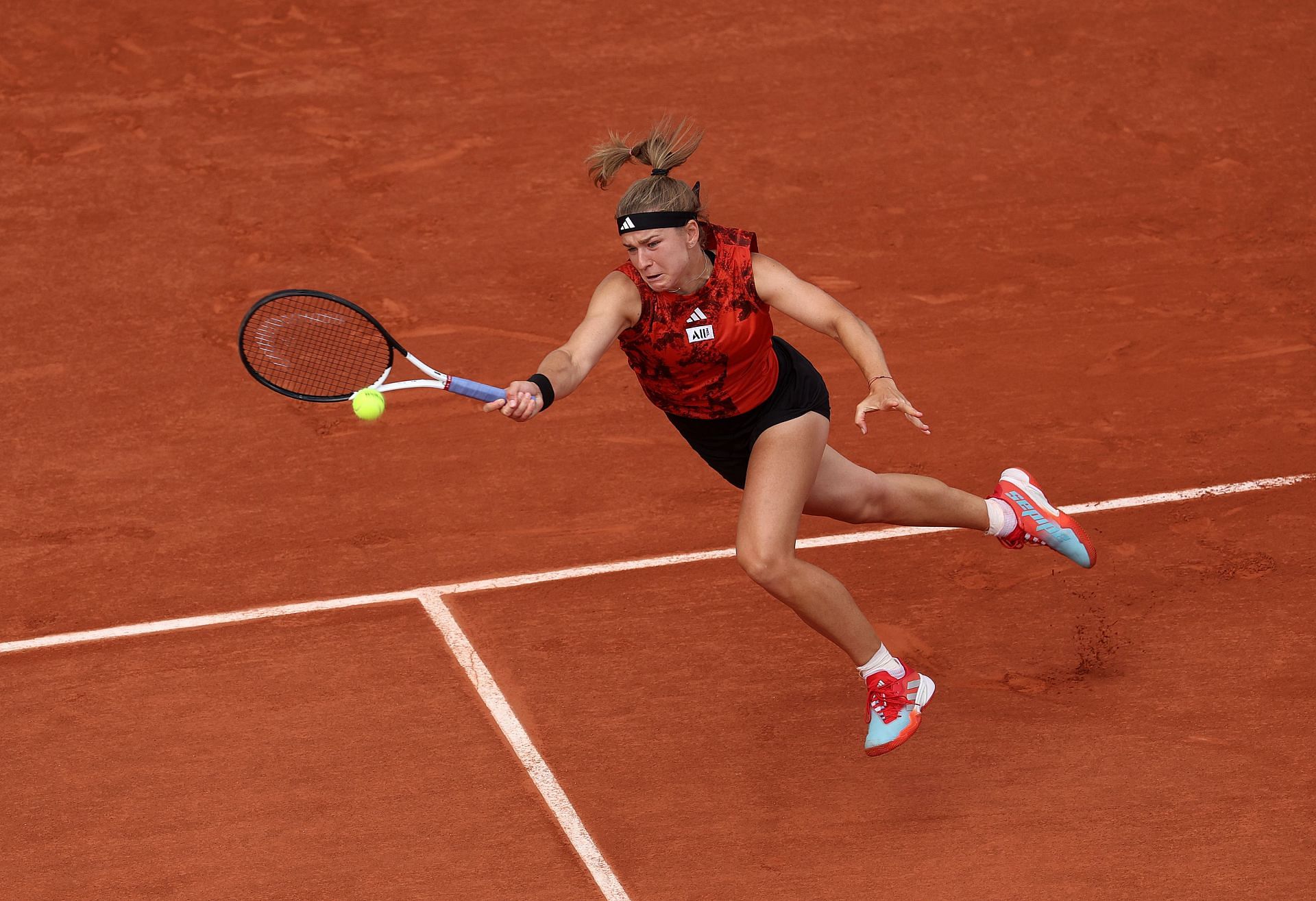 Karolina Muchova hits the ball during her 2023 French Open semifinal match against Aryna Sabalenka