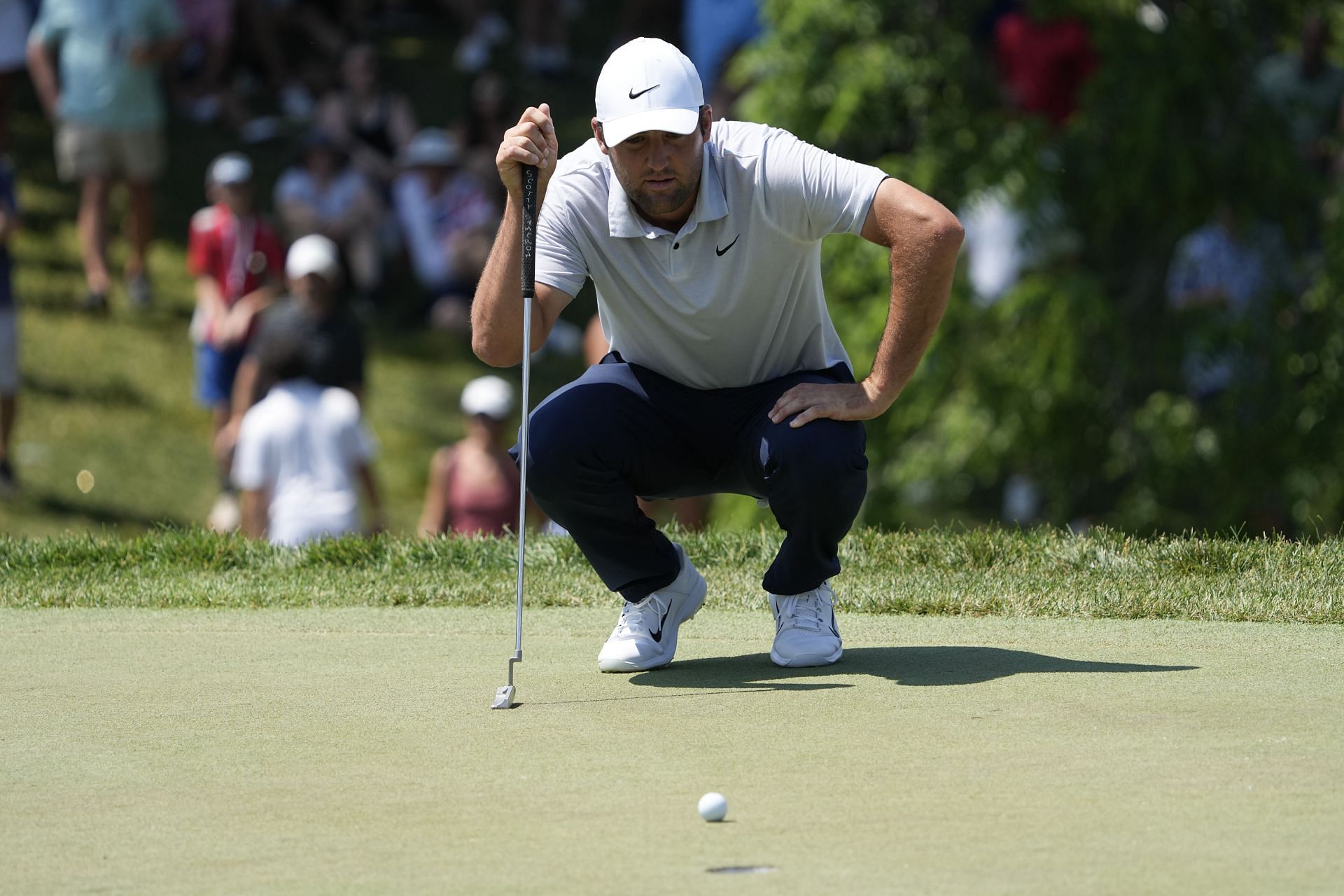 Scheffler getting ready for a putt at the 2023 Memorial Tournament. (Image via Getty).